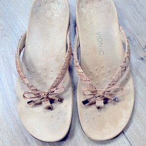 Vionic thong sandal, size 10 in cork.